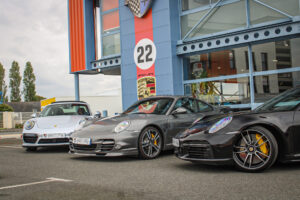 Investir Trio de Porsche 911 Turbo S devant Historic Team