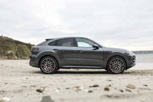 Porsche Cayenne Turbo E-Hybrid de profil à la plage